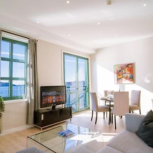 Seafront Apt. With Elevator And French Balcony